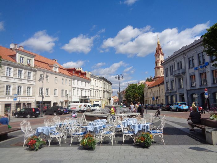 Trg v Vilni, na katerem stoji tudi mestna hiša.