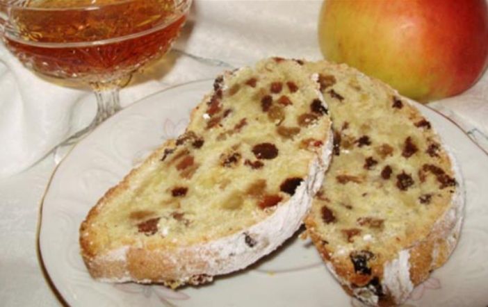Peka božičnega kruha je ponekod že tradicija. 