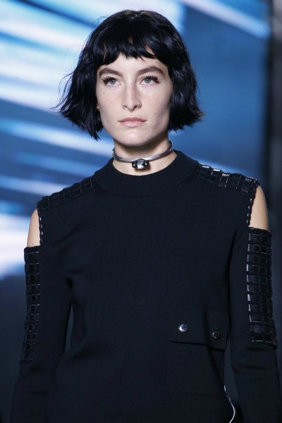 Verižica na modni reviji Louis Vuitton. (www.vogue.com)