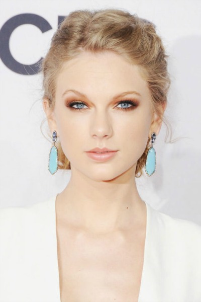 Taylor Swift zna odlično nositi bakreno senčilo. (www.harpersbazaar.com)