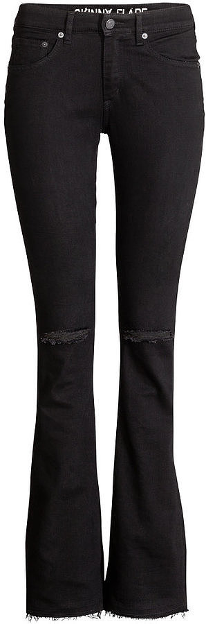 Črne kavbojke na zvonec. (H&M 32 €,www.popsugar.com)