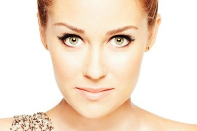 Zvezdnice. med njimi je tudi Lauren Conrad, največkrat vidimo z "mačjimi" očmi. (www.totalbeauty.com)