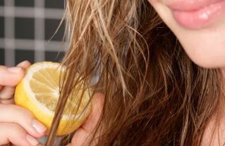 Limonin sok zmešamo z vodo in nanesemo na lase. (www.pinterest.com)