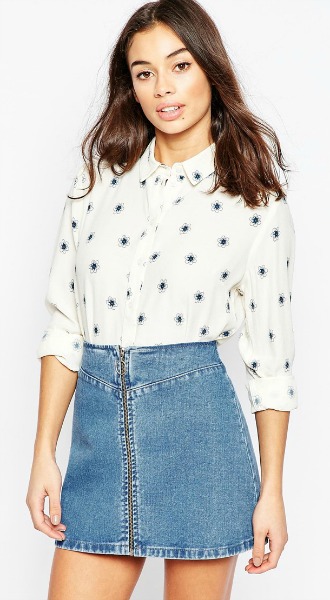 Kratko krilo in pisana bluza je zmagovalna kombinacija. (€47.89, asos.com)