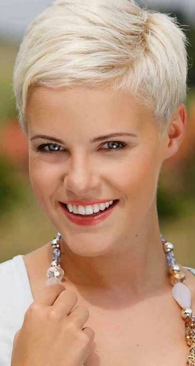 Tudi kratkolaske boste prišle na svoj račun. (www.glamour-hairstyles.net)