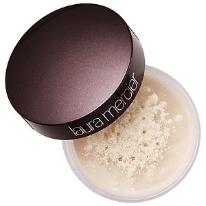 Prosojini puder poudari intenziteto tvoji hsenčil in preprečuje, da bi se veke zmastile. (Laura Mercier prosojni puder, www.sephora.com)