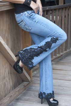 Čipka in šivalni stroj poskrbita za preobrazbo tvojih kavbojk. (www.pinterest.com)