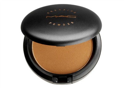 Svetel bronzer, ki ga lahko nanašaš v plasteh, da dosežeš želen učinek.