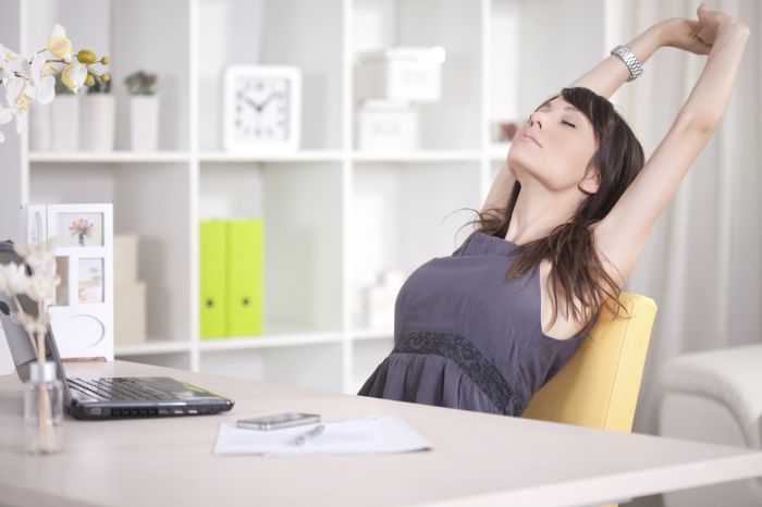 Med sedenjem se večkrat pretegni (vir: forwardthinking.ashford.edu).