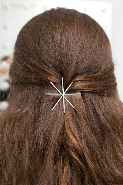 Če si spretna s svojimi lasmi, ti tale frizura ne uide. (hairzstyle.com)