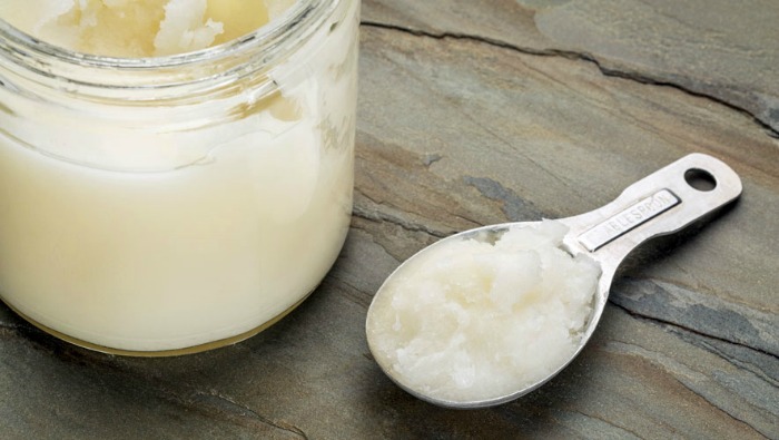 Dezodorant lahko shraniš v stekleni ali plastični embalaži. (www.roadlesorganiclife.com)