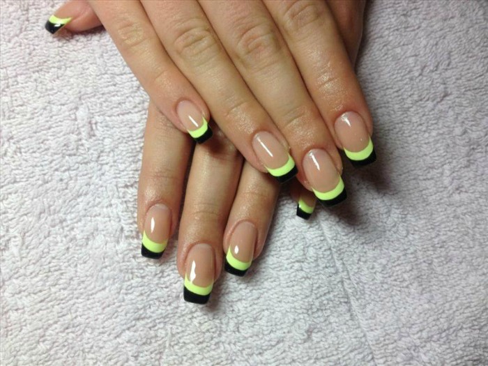 Francoska manikura s preobratom. (www.coolnailideas.net)