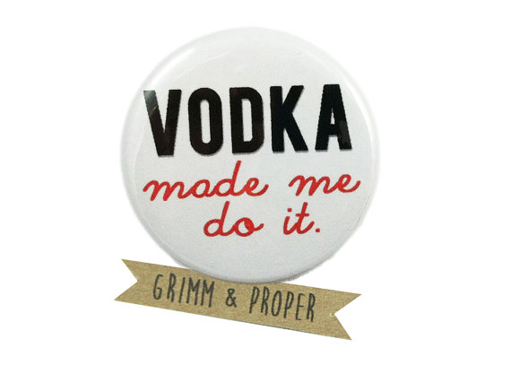 Imaš prijateljico, ki ima rada humor in vodko? broška bo prava izbira zanjo. (etsy.com)