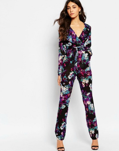 Kombinezon v črni barvi s cvetličnim potiskom. (€23.94, asos.com)