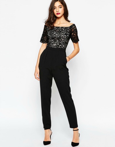 Črni kombinezon, s katerim boste lahko pokazale svoja čudovita ramena. (€76.76, asos.com)