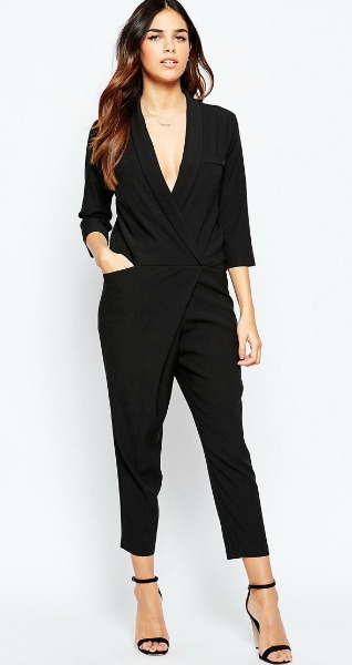 Črni kombinezon, s katerim boš poskrbela za eleganten videz. (€70.42, asos.com)
