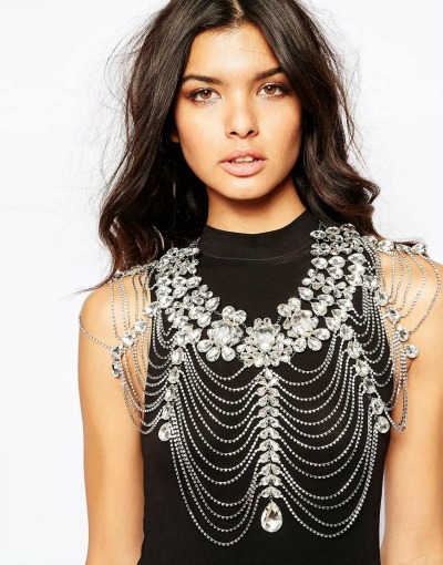 Z veliko ogrlico, ki sega prek ramen lahko še bolj poudariš svoja ramena. (€61.27, asos.com)