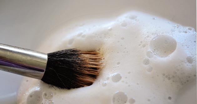 Soda bikarbona učinkovito očisti tvoje čopiče za ličenje. (eleganceandbeautyreviews.com)