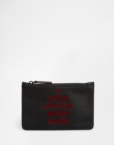 Torbica nosi napis, ki pravi, da malo šminke nikoli ne škodi, s čimer se popolnoma strinjamo. (€82.39, asos.com)