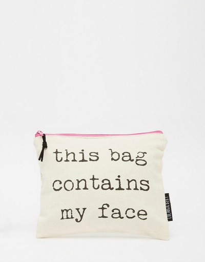 "Ta torbica vsebuje moj obraz" napis, ki te bo nasmejal vsakič, ko boš pogledala svojo kozmetično torbico. (€18.30, asos.com)