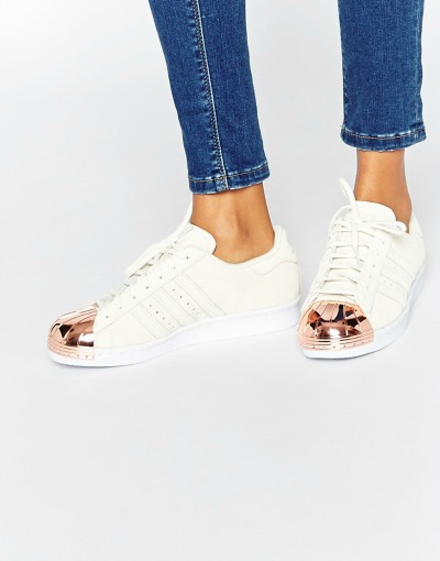 Superge s katerimi boš lahko brez težav ustvarila pet različnih videzov. (€126.76, asos.com)