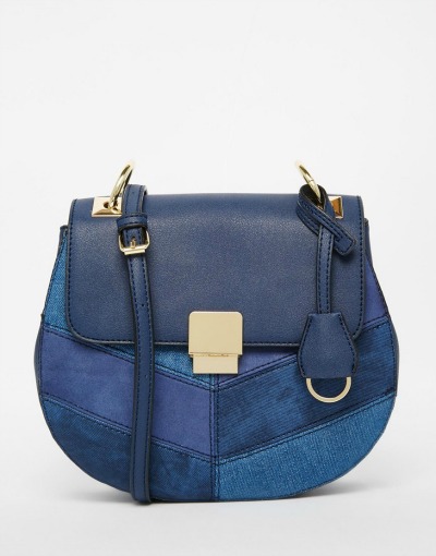 Nobene potrebe ni, da je celotna torbica iz jeansa, dovolj so že posamezni detajli. (€63.38, asos.com)