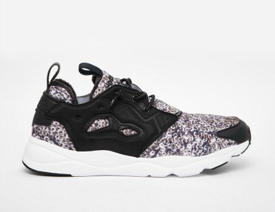 Grafičen potisk poskrbi za nore superge, ki ti jih bodo vsi zavidali. (€94.36, asos.com)