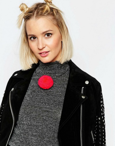 Kanček barve lahko v hipu spremeni tvoj stajling. (€25.35, asos.com)