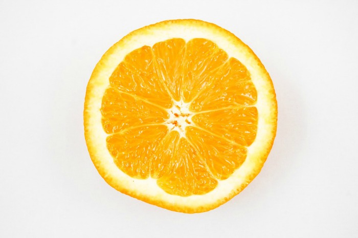 Vitamin C ohranja nohte zdrave, poleg tega pa vsebuje folno kislino, ki jevpliva na rast nohtov.