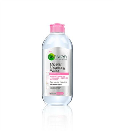 Micelarna vodica vsebuje drobne oljne molekule, ki se učinkoviti borijo proti umazaniji na obrazu. (micelarna vodica Garnier)