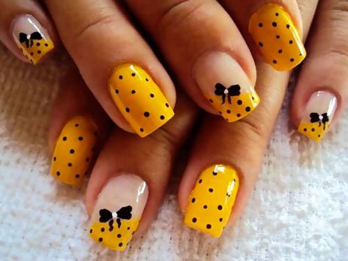 Rumena manikura v kombinacijo s črno je idealna z pomlad. (nailartdesigns2015.com)