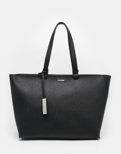 Črna usnjena torbica je gotovo modni kos, ki dvigne samozavest. (€330.97, asos.com)