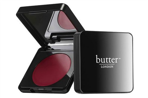 Temni odtenki kot ta, ki ga vidiš so odlični za definicijo obraza. (Butter London rdečilo, odtenek Ruby Murray)
