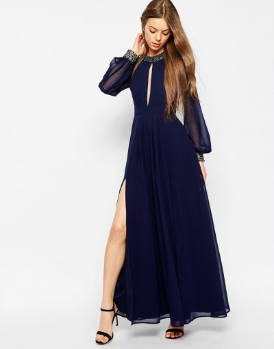 Obleka v temno modri barvi, s kristalčki na ovratniku in rokavih ter zarezo pri nogah, s katero boš v središču pozornosti. (€105.63, asos.com)
