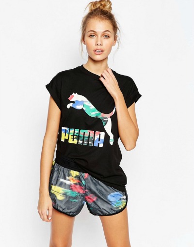Čeprav že napis pove, da gre za športno znamko, majico brez težav skombiniraš tudi z drugimi nešportnimi kosi. (€21.13, asos.com)