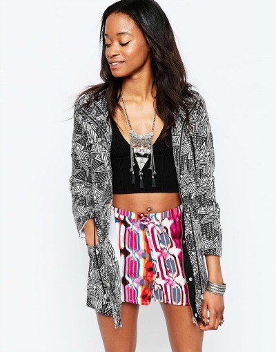 Črnobel dežni plašč z geometrijskimi vzorci. (€53.52, asos.com)