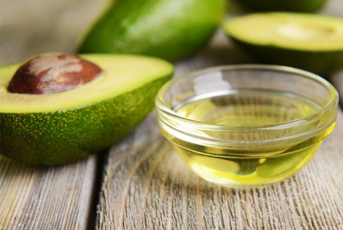 Avokadovo olje je bogato z vitamini A, E in D, ki koži. (nutritionsecrets.com)