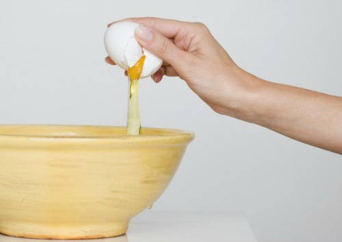 Jajčni beljak vsebuje vitamin A in kolagen, ki vrne koži čvrstost. (ko-te.com)