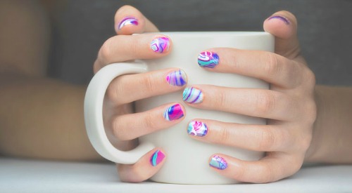 Ustvariš lahko tudi različne vzorce in tako je vsak noht lahko drugačen. (beautybay.com)