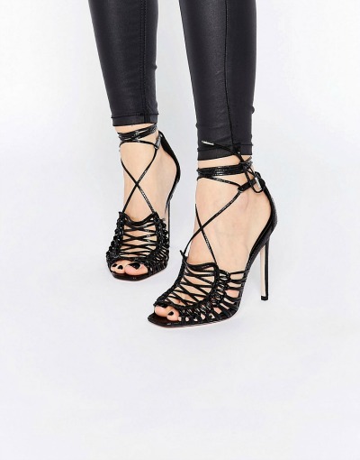 Tudi črne petke so lahko zanimive in drugačne. (€63.38, asos.com)