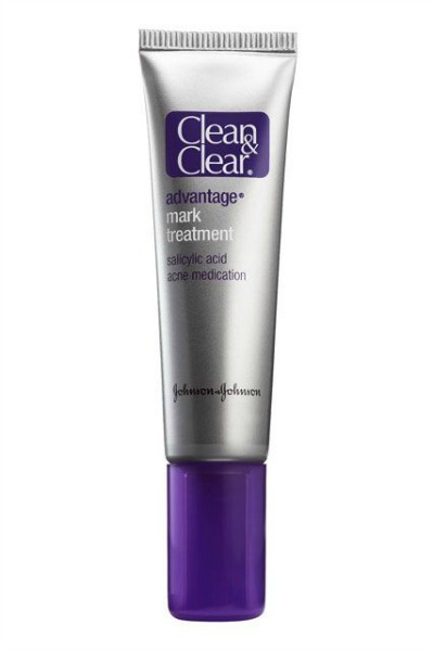 Znamka Clean & Clear nudi veliko izdelkov za nego aknaste kože, med drugim tudi tretma za boj proti brazgotinam.