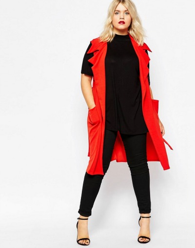 Plašček v živo rdeči barvi, s katerim boš izžarevala samozavest in obenem sledila modnim trendom. (€23.94, asos.com)