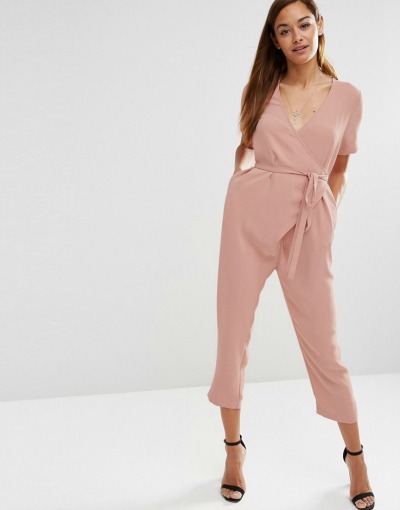 Kombinezon lahko popestriš z odbitimi modnimi dodatki ali vrtoglavimi petami. (€70.42, asos.com)