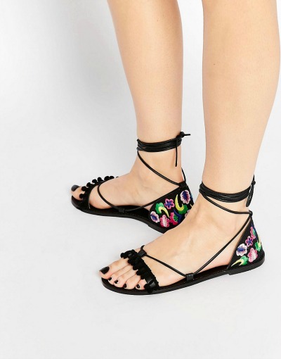 Črna osnova s čudovitim potiskom na peti. (€39.44, asos.com)