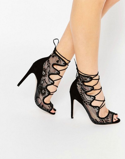 Elegantna črna barva in vezalke na sprednjem delu. Popolnost. (€63.38, asos.com)