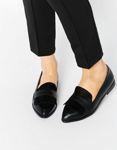 Nizki črni čevlji, ki jih lahko kombiniraš z elegantnimi ali bolj preprostimi kosi oblačil. (€42.25, asos.com)