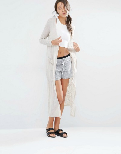 Lahka dolga jopica je idealna za sveža pomladna in poletna jutra. (€40.84, asos.com)