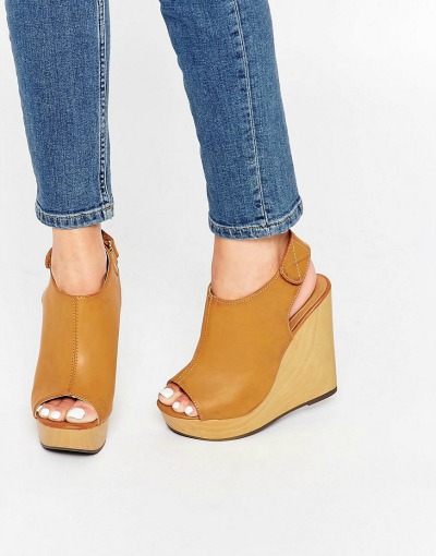 Idealni sandali za vse, ki imate rade enostavne, a vseeno modne čevlje, ki jih je preprosto kombinirati. (€43.66, asos.com)