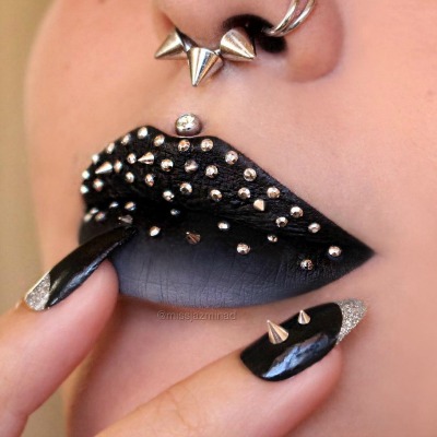 Drzne črne ustnice z drobnimi bodečimi kristalčki.