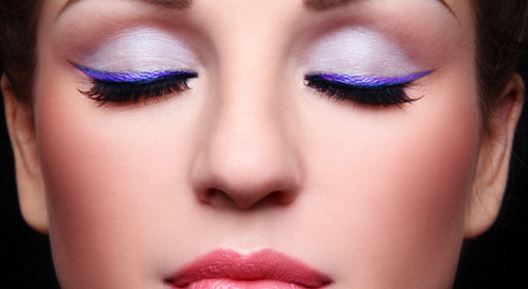 Kadar uporabljaš živahan črtala za oči, pazi, da ostala ličila niso preveč vpadljiva. (facelipeyemakeup.com)